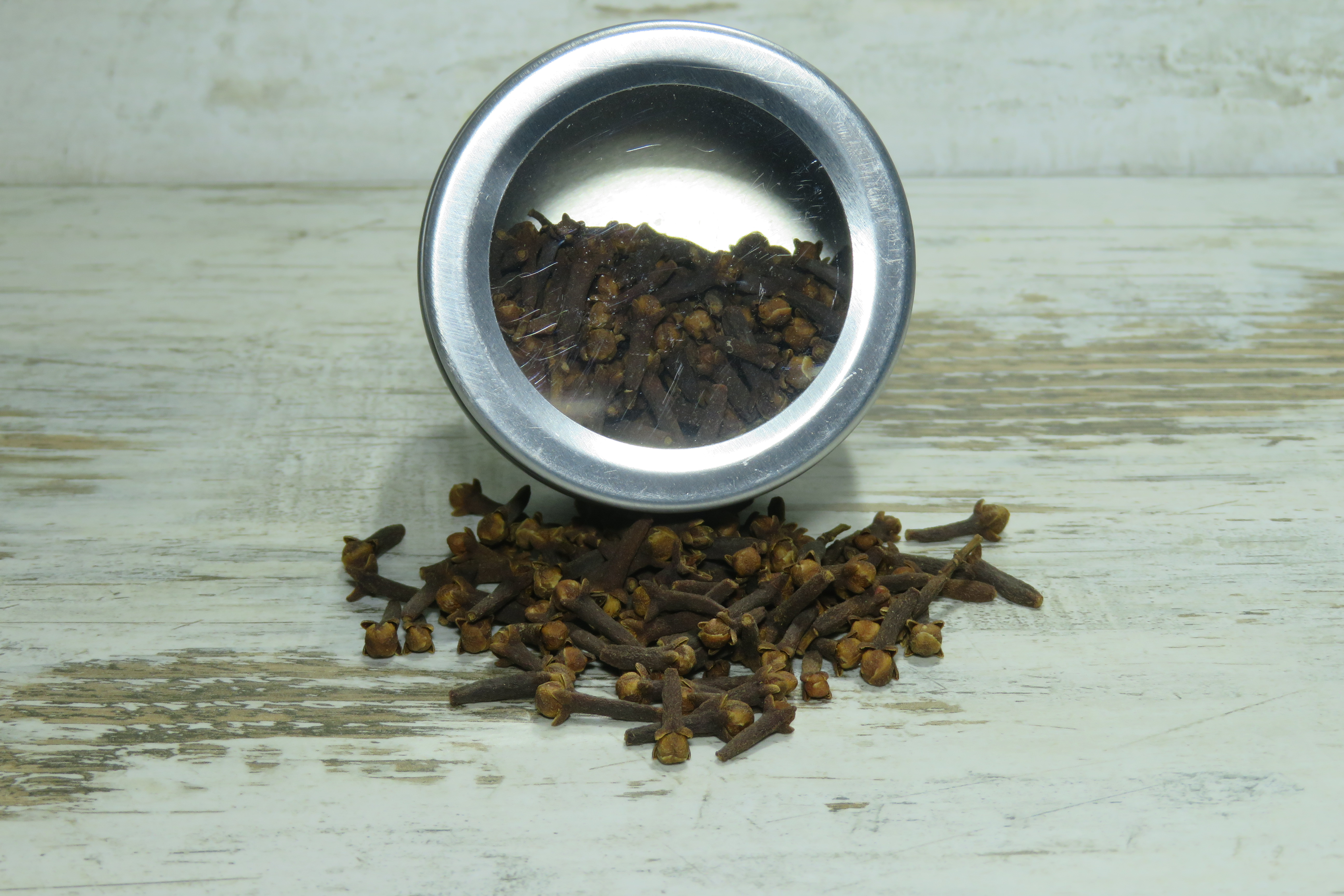 Nelken aus Sansibar in Metall-Streudose